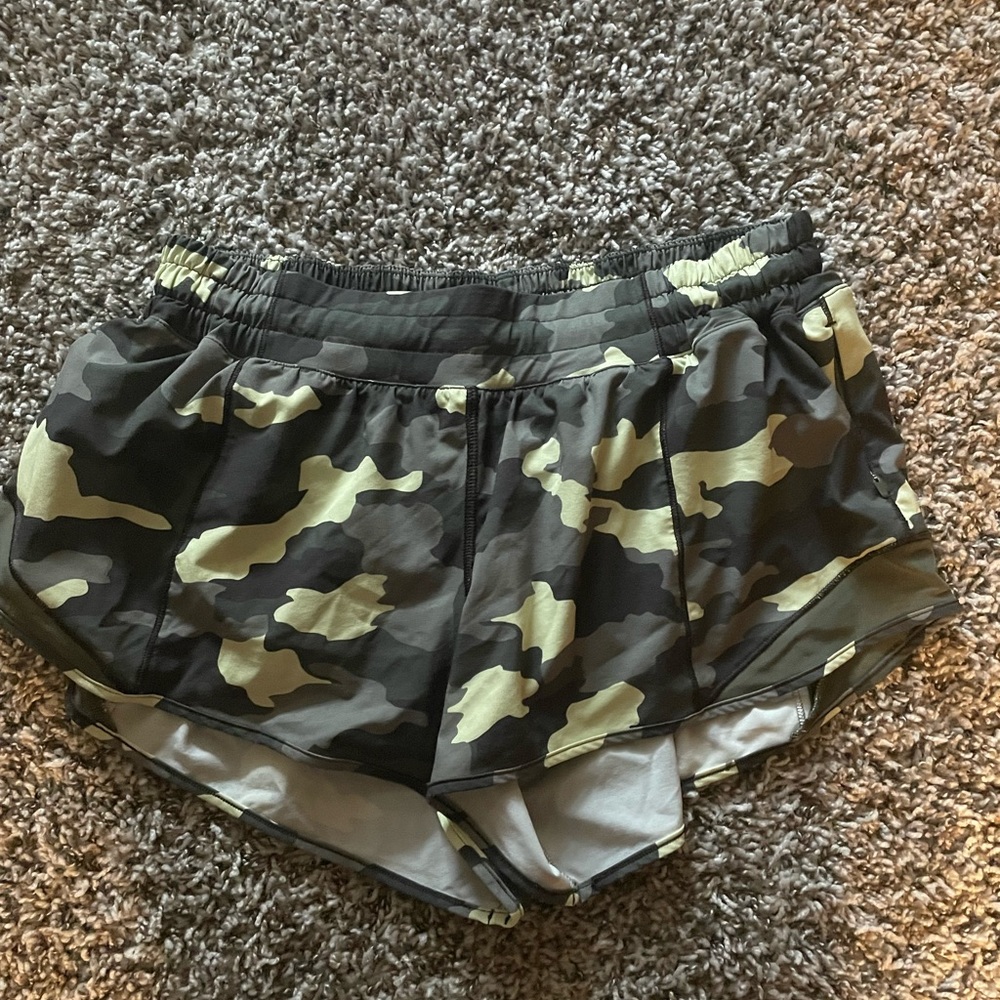 Lululemon 2.5 inch low rise hotty hots